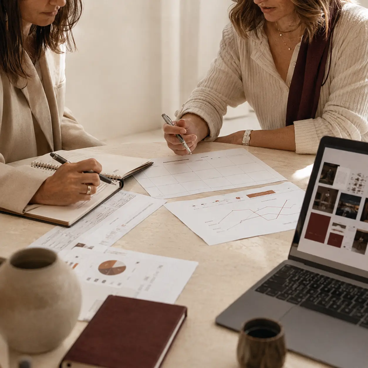 Duas mulheres analisando juntas o planejamento de um negócio